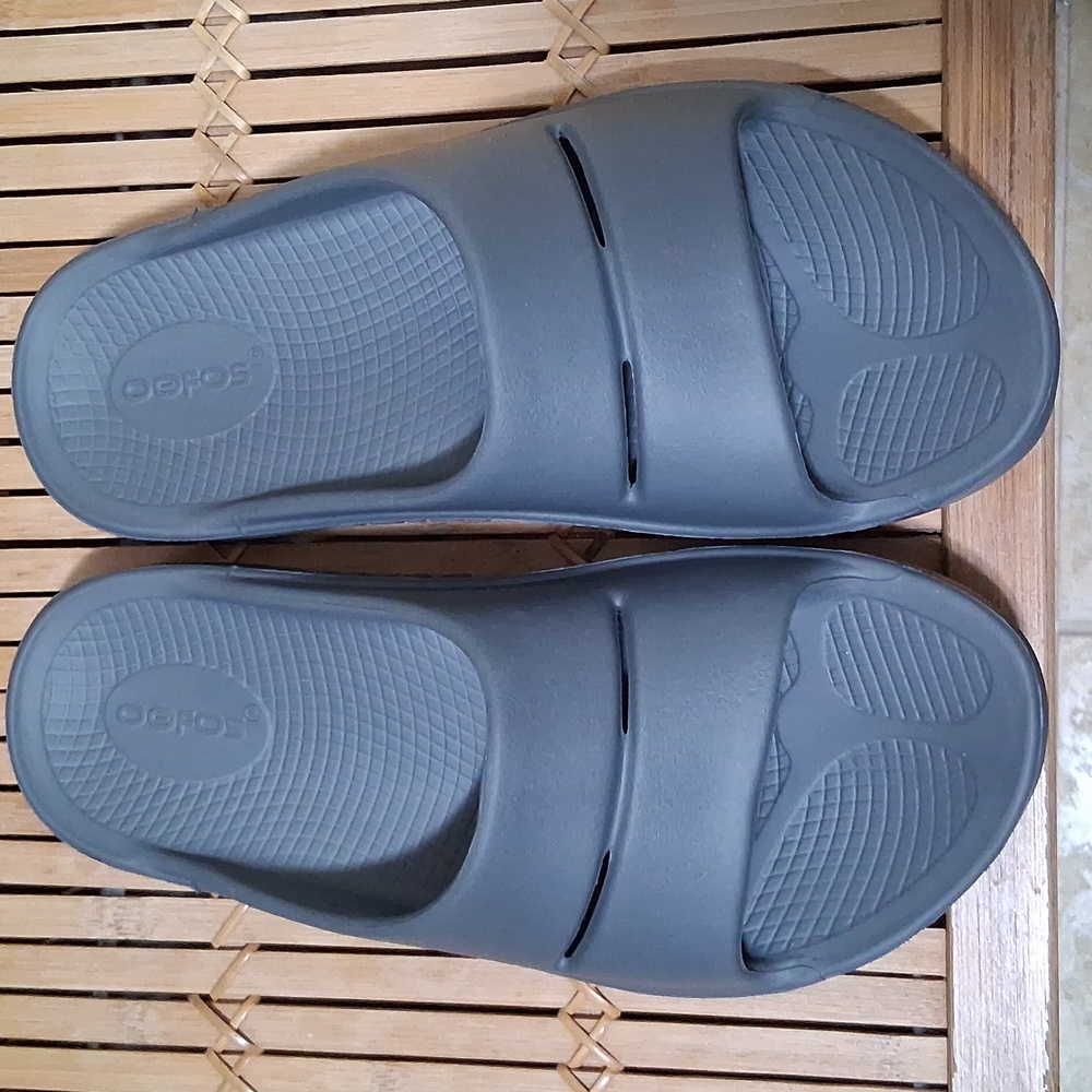 😎🤍OOFOS Gray Slides Recovery Sandals W/Great Arch Support Size W-8 M-6 EU39